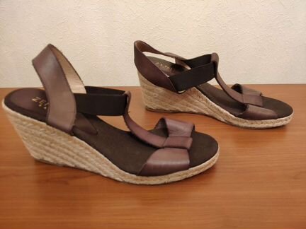 Босоножки кожаные на танкетке