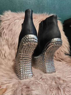 Эффектные туфли в стиле Леди Гага от Jeffrey Campb