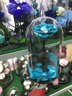 Небесно-голубая роза в колбе