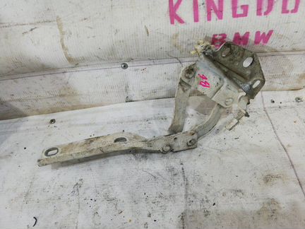 Петля капота передняя правая Volkswagen Passat B6