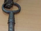 Старинный кованый ключ на кожаном ремешке