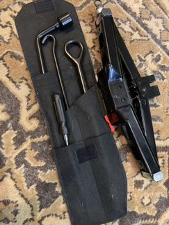 Домкрат ромбический с инструментами