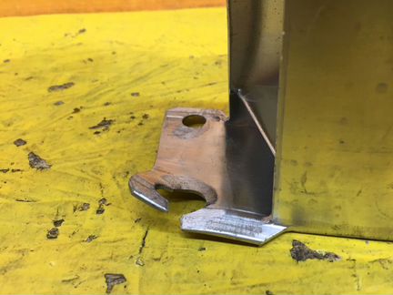 Кронштейн усилителя бампера передний правый