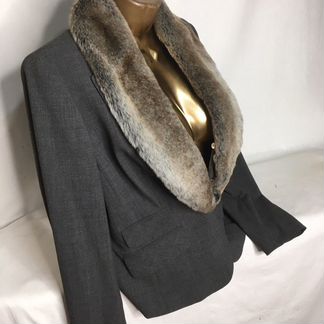 Пиджак серый с меховым воротником