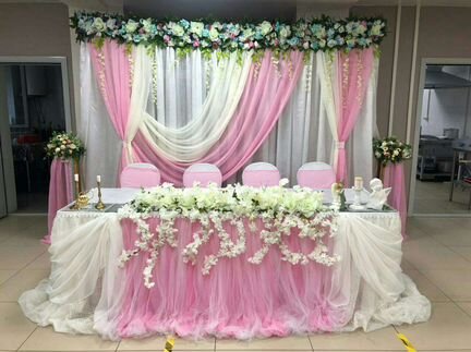 Свадебное украшение президиума молодоженов