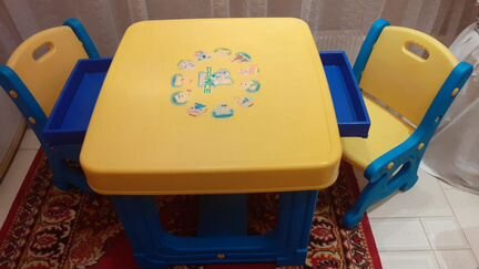 Стол с двумя стульями