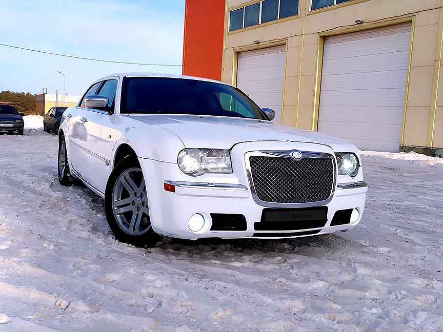 Chrysler 300c. Крайслер 300с белый перламутр. Крайслер 300с белый. Розовый Крайслер 300с.