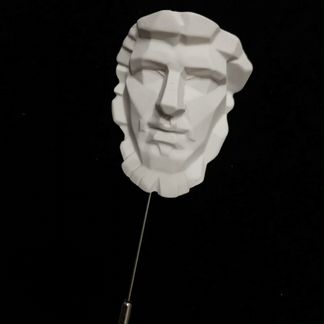 Необычная брошь