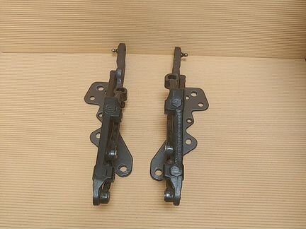 Петли Капота Aston Martin DB11