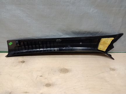 Обшивка стойки на Mercedes Benz W204