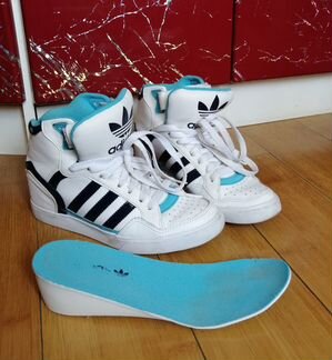 Кроссовки на танкетке