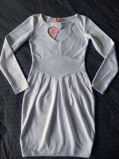 Платье с вырезом на груди