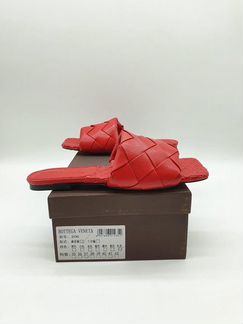 Шлепанцы bottega veneta крупное плетение красные