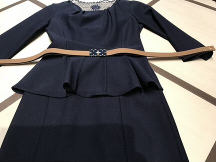 Платье-футляр с баской