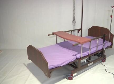 Медицинская кровать с туалетом для лежачих