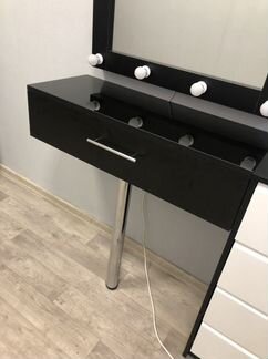 Гримерный столик с зеркалом