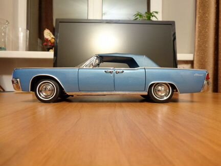 Модель автомобиля Lincoln Continental 1961г., 1:18