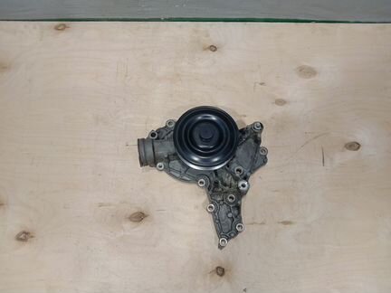 Помпа водяной насос на Mercedes Benz M272 M273
