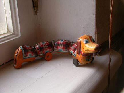 Заводная игрушка такса