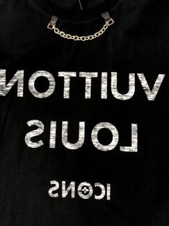 Louis Vuitton чёрная футболка с принтом и цепочкой