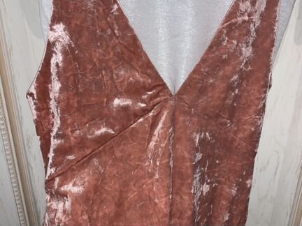 Розовое бархатное платье с футболкой H&M